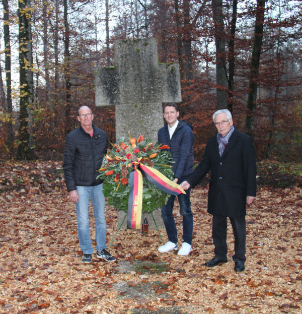 Stille Kranzniederlegung am Ehrenmal